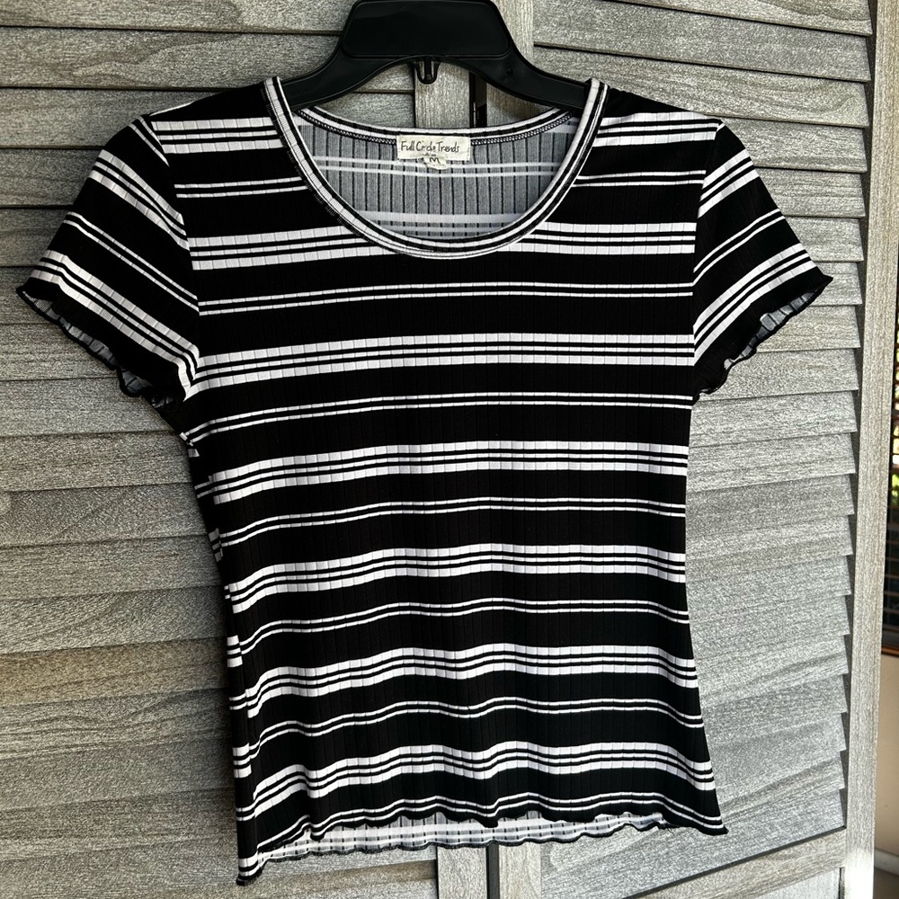 FULL CIRCLE TRENDS Black & White Stripe Short Sleeve Top Blouse Woman’s Medium